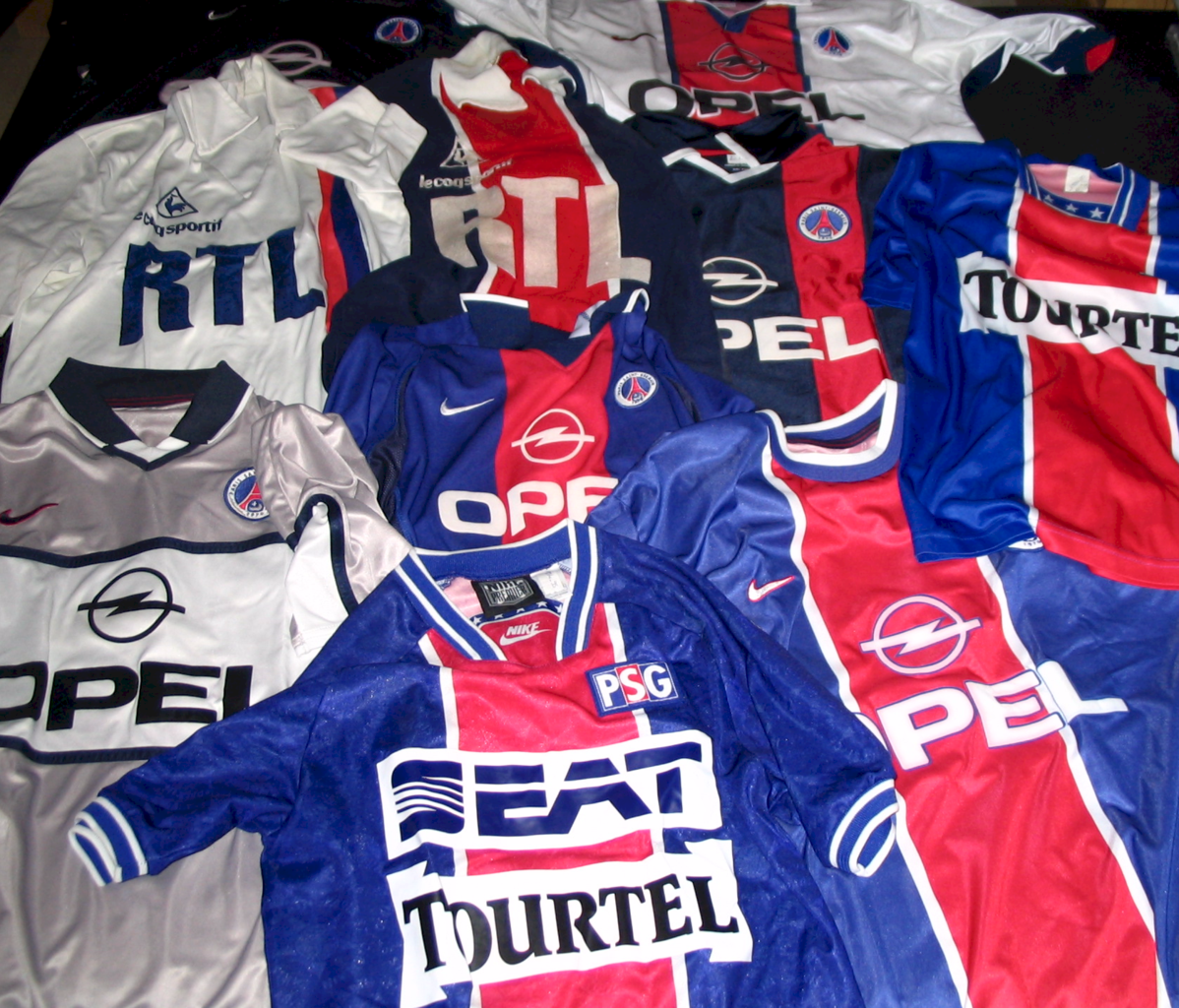 1198px-Maillots_du_PSG