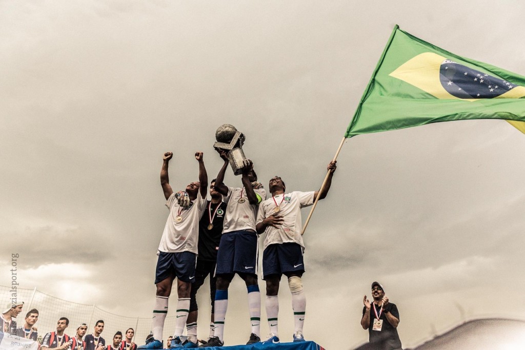 Die brasilianische Mannschaft mit dem Siegerpokal 2013 (c) Lars Wehrmann