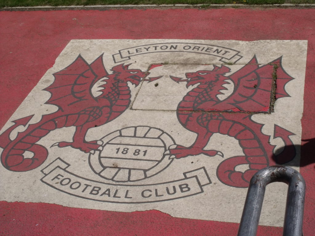 Das Logo des Clubs Leyton Orient mit zwei Drachen.